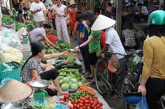 Giá thực phẩm tăng: Lao động ở TP.HCM than phiền '100.000 đồng không đủ 3 bữa'