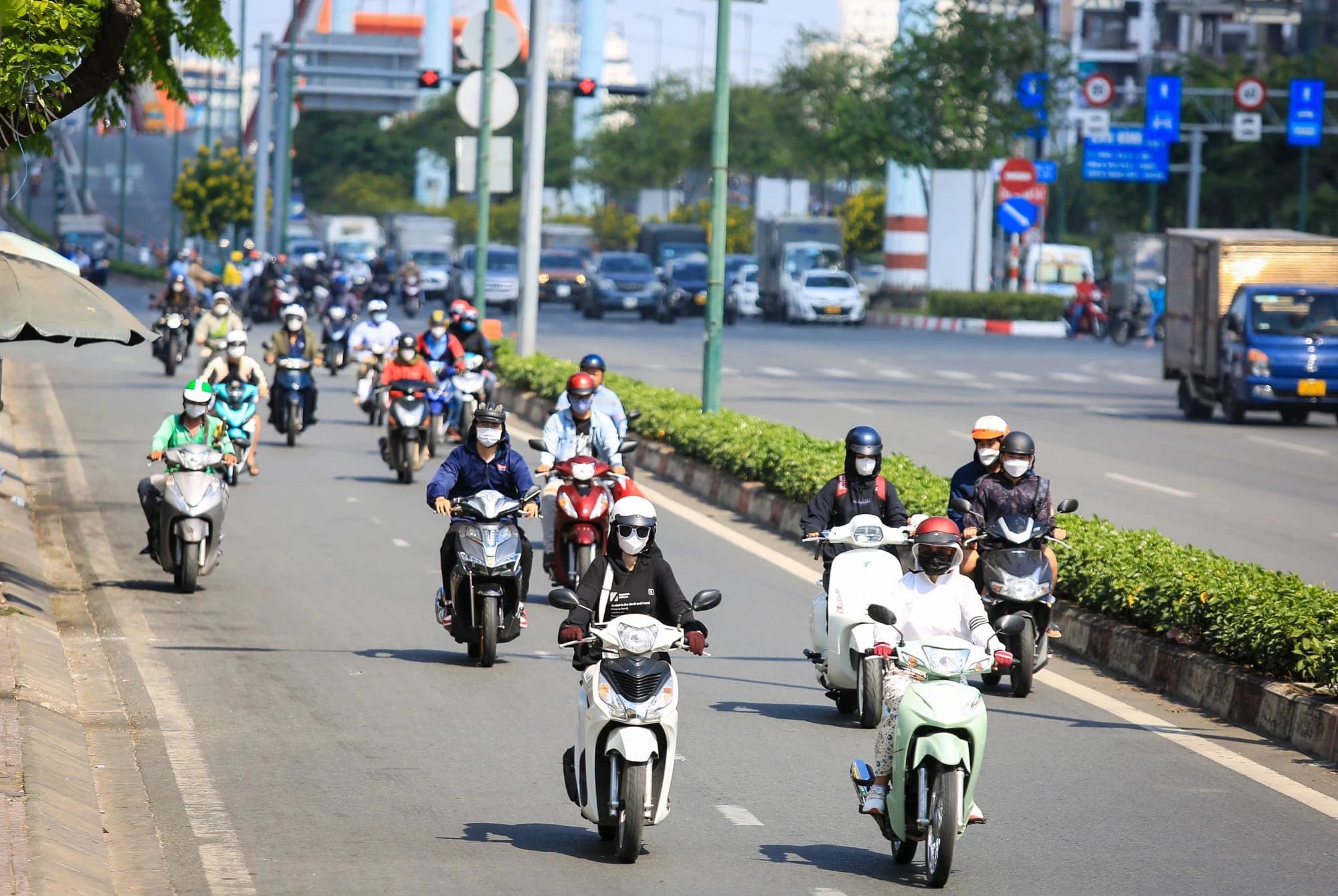 Đổ bệnh vì nắng như 'đổ lửa' ở TP.HCM