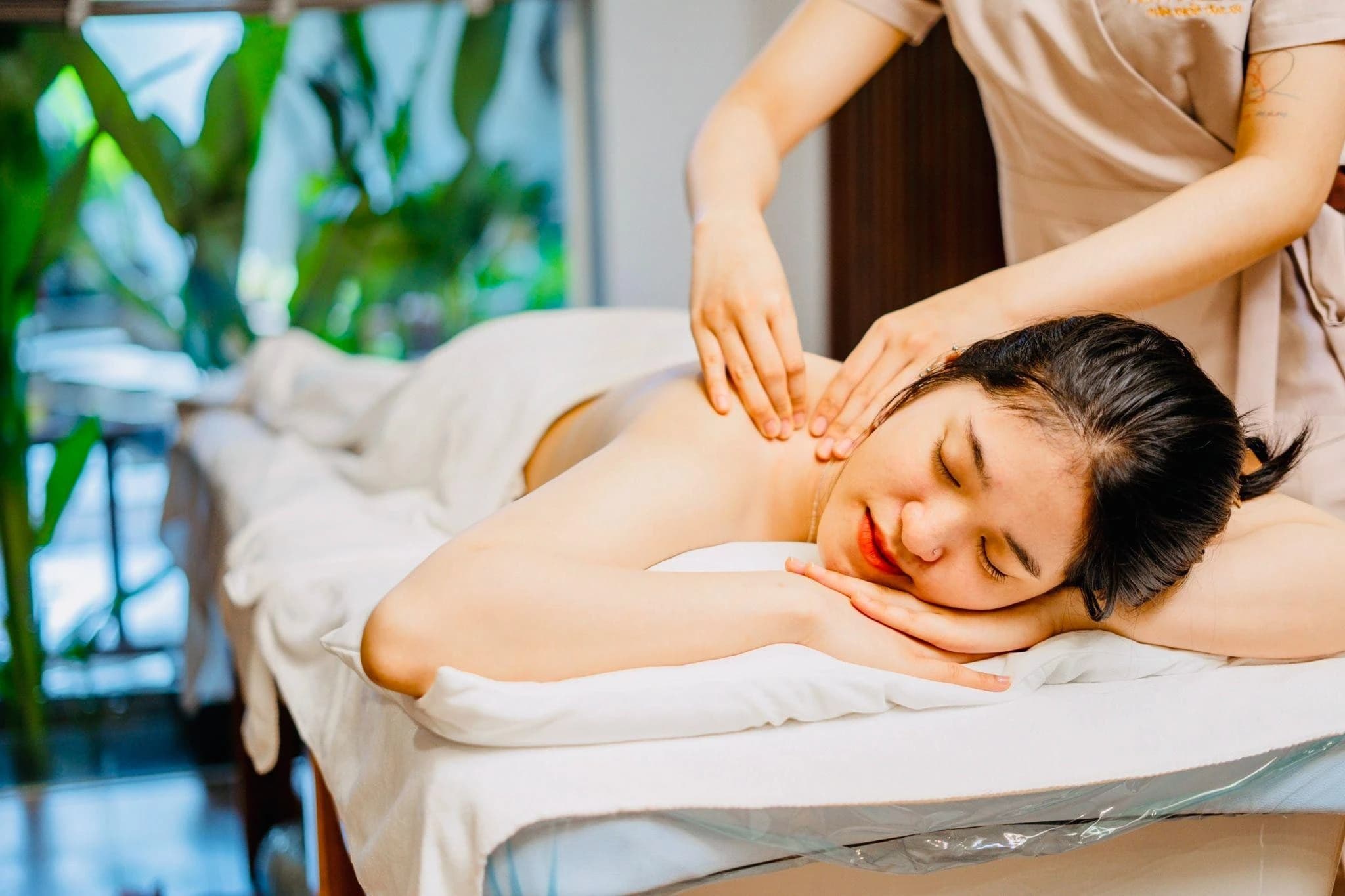 Vì sao khách Trung Quốc đổ xô sang Việt Nam gội đầu?