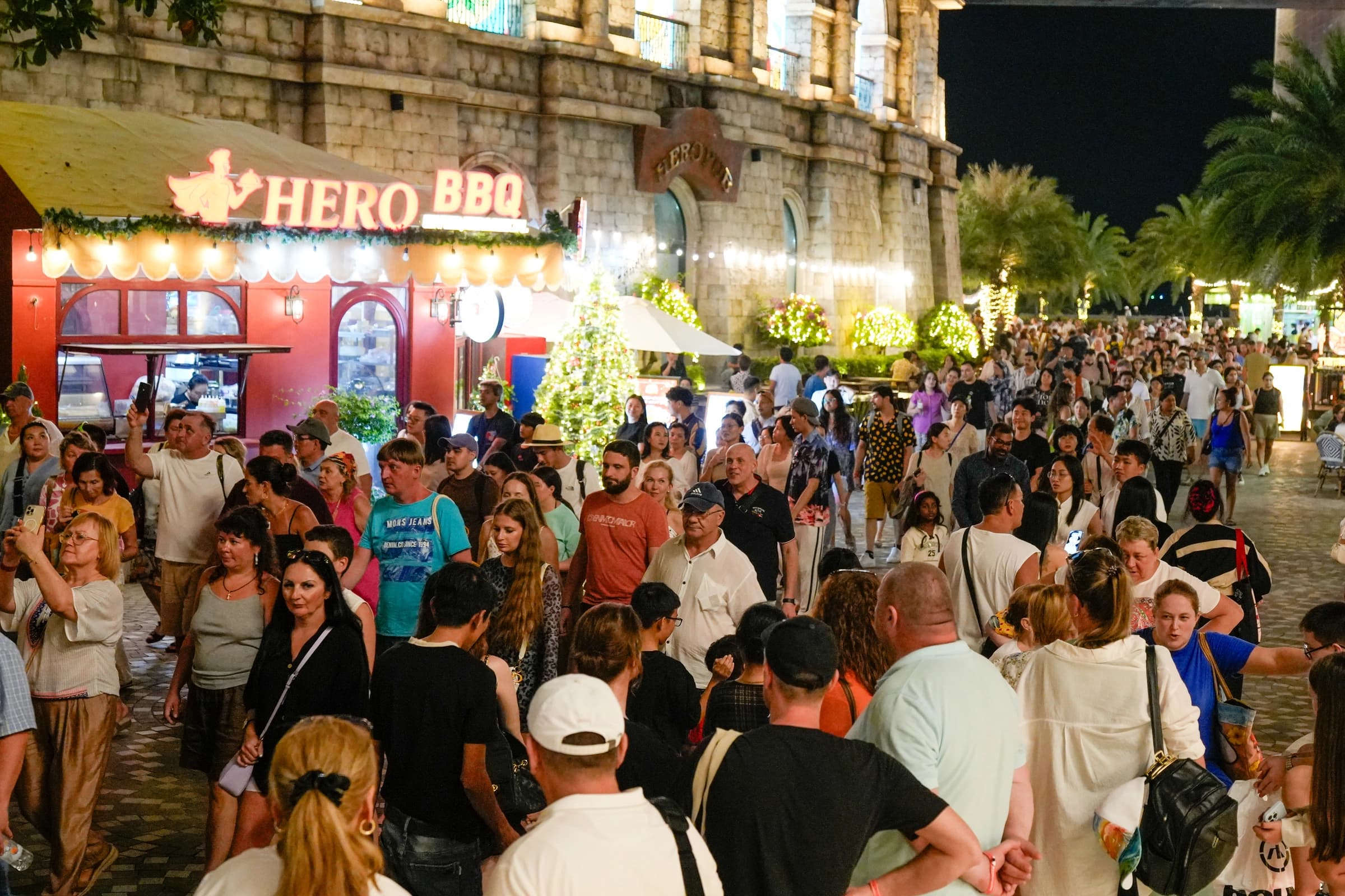 Việt Nam đặt mục tiêu đón 25 triệu khách quốc tế năm 2026